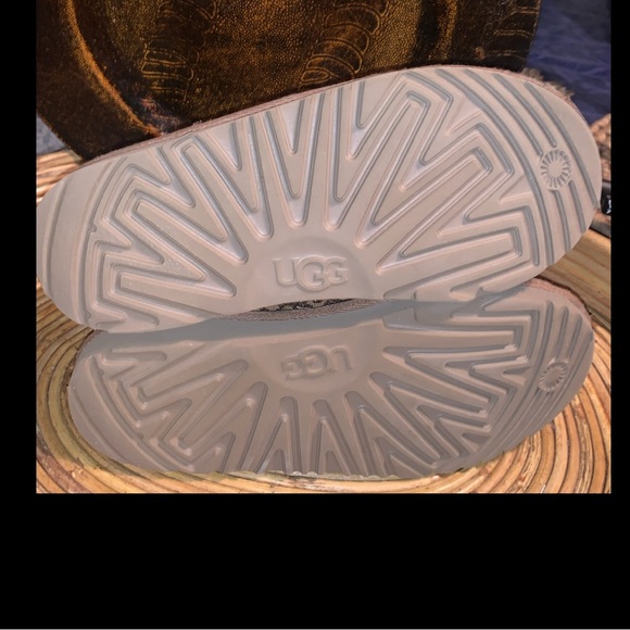 UGG, Classic II Glitter Leopard Suede Kid's Boot size:4, very cute! - Picture 11 of 12